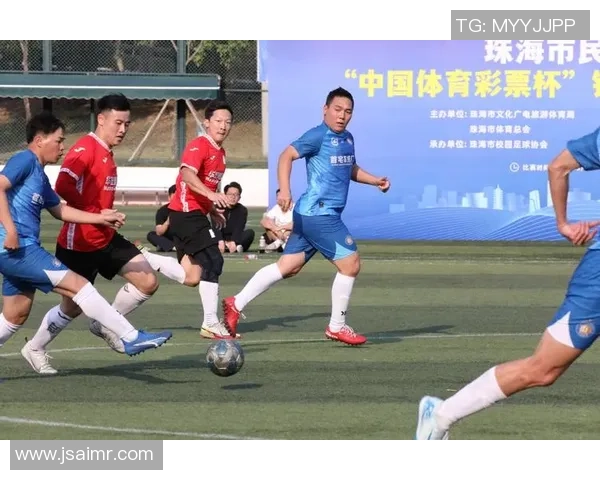 两个小孩在球场边呐喊助威助力球星踢足球激烈角逐的精彩瞬间