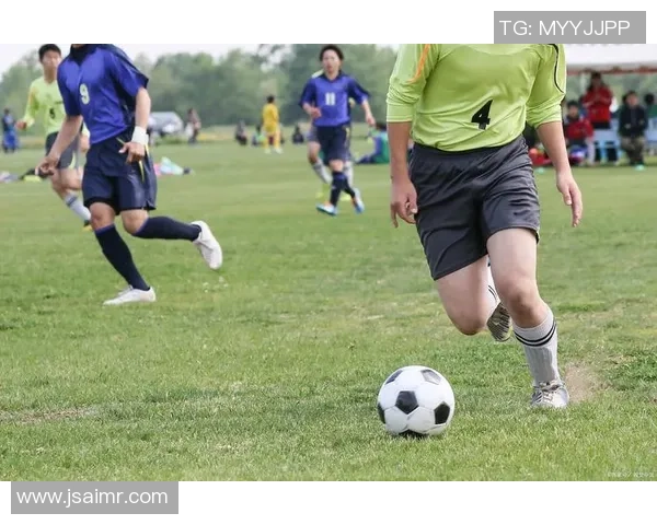小腿粗壮力量惊人的足球巨星展现绿茵场上的速度与霸气