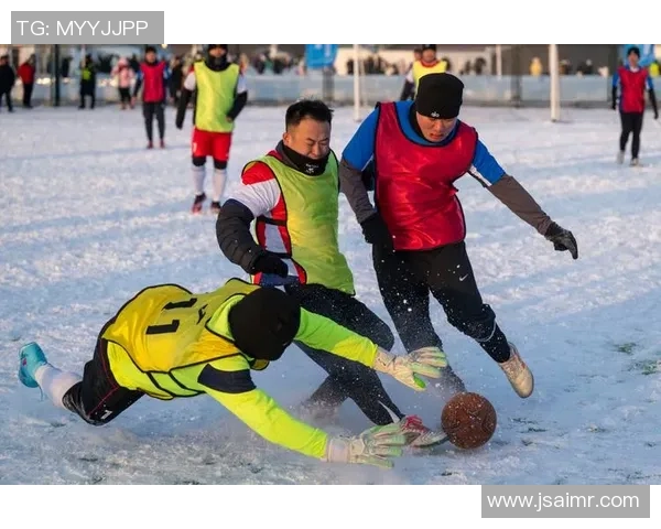 聚焦足球球星冬季球场探索绿茵激情与冰雪魅力交织的精彩瞬间 聚焦足球球星冬季球场探索绿茵激情与冰雪魅力交织的精彩瞬间