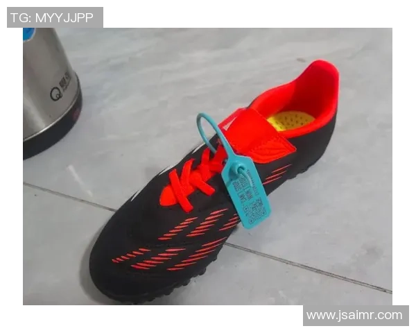 足球明星包内必备物品揭秘：从训练装备到私人小物，细节全解析