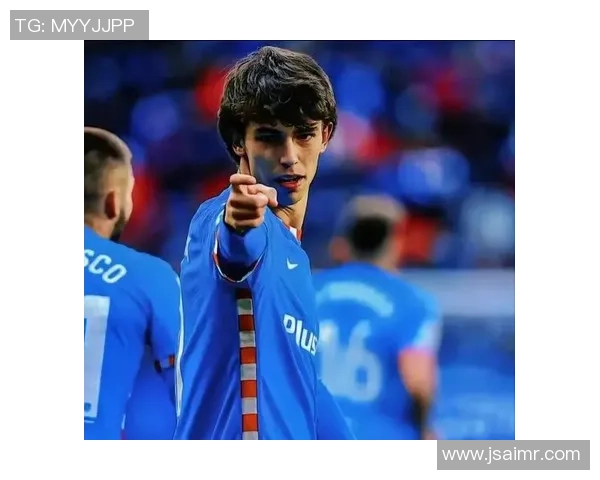 足球星中锋崛起之路：从草根到顶级锋线的奋斗与荣耀